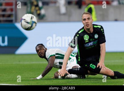 BUDAPEST, UNGARN - 11. MAI: Franck Boli von Ferencvarosi TC punktet neben Norbert Szelpal vom FC Paksi beim ungarischen Cup-Finale zwischen Ferencvarosi TC und Paksi FC am 11. Mai 2022 in der Puskas Arena in Budapest, Ungarn. Stockfoto