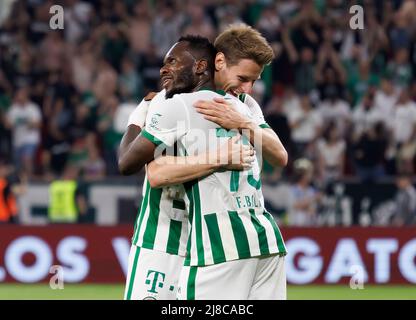 BUDAPEST, UNGARN - 11. MAI: Franck Boli von Ferencvarosi TC feiert mit Kristoffer Zachariassen von Ferencvarosi TC nach dem ungarischen Cup-Finale zwischen Ferencvarosi TC und Paksi FC in der Puskas Arena am 11. Mai 2022 in Budapest, Ungarn. Stockfoto