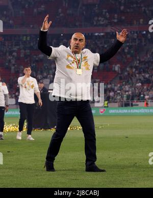 BUDAPEST, UNGARN - 11. MAI: Stanislav Cherchesov, Manager von Ferencvarosi TC, feiert nach dem ungarischen Cup-Finale zwischen Ferencvarosi TC und Paksi FC am 11. Mai 2022 in der Puskas Arena in Budapest, Ungarn. Stockfoto