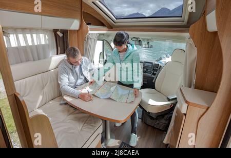 Paare in RV Camper auf der lokalen Karte für die Reise. Familie Urlaub Reisen, Urlaub im Reisemobil, Caravan Auto Urlaub. Stockfoto