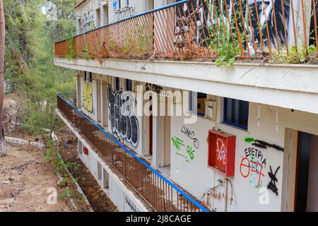 Graffiti in einem verwelkenden Feriendorf auf der Insel Pezonisi (Πεζονήσι) in Eretria (Ερέτρια) auf der griechischen Insel Evia (Εύβοια) Stockfoto