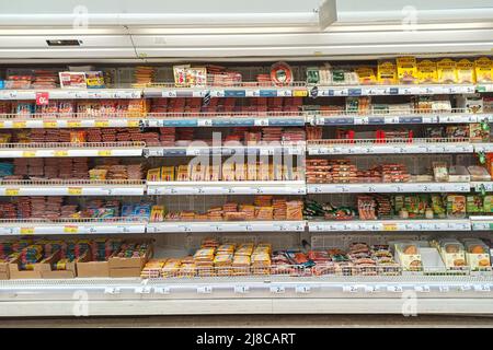 Huelva, Spanien - 10. Mai 2022: Regal von abgepackten Würsten in einem Carrefour-Supermarkt in Huelva Stockfoto