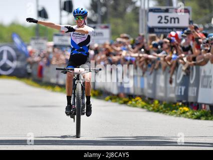 Rebecca Ellen McConnell aus Australien gewann am 15. Mai 2022 in Nove Mesto na Morave, Tschechien, den UCI MTB World Cup, Cross-Country Women Elite. (CTK Photo/Lubos Pavlicek) Stockfoto