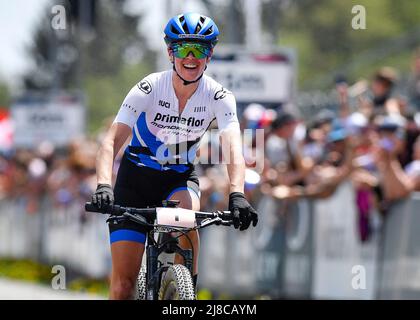 Rebecca Ellen McConnell aus Australien gewann am 15. Mai 2022 in Nove Mesto na Morave, Tschechien, den UCI MTB World Cup, Cross-Country Women Elite. (CTK Photo/Lubos Pavlicek) Stockfoto