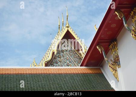 kirche in Wat Pho oder Tempel des liegenden Buddha im Himmel Hintergrund Stockfoto