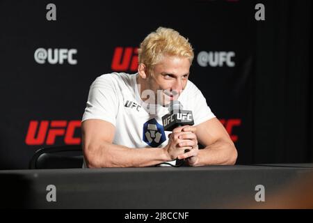 LAS VEGAS, NV - 14. Mai: Allan Nascimento trifft sich mit der Presse nach dem Sieg beim UFC Apex für die UFC Fight Night - Blachowicz vs Rakic - Event am 14. Mai 2022 in LAS VEGAS, USA. (Foto von Louis Grasse/PxImages) Credit: Px Images/Alamy Live News Stockfoto