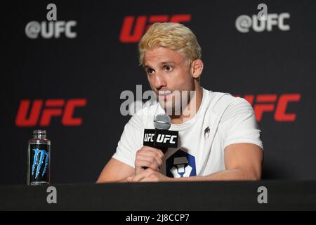 LAS VEGAS, NV - 14. Mai: Allan Nascimento trifft sich mit der Presse nach dem Sieg beim UFC Apex für die UFC Fight Night - Blachowicz vs Rakic - Event am 14. Mai 2022 in LAS VEGAS, USA. (Foto von Louis Grasse/PxImages) Credit: Px Images/Alamy Live News Stockfoto