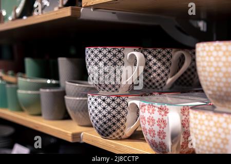 Geschirr auf der Vitrine eines Vorladens von Dingen für das Zuhause. Stockfoto