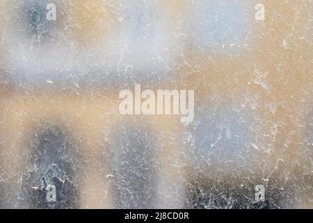 Das Fensterglas im Haus ist nach einem Sandsturm schmutzig. Stockfoto