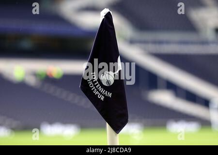 London, Großbritannien. 15.. Mai 2022. Tottenham Hotspur FC-Eckflagge. Premier League Spiel, Tottenham Hotspur gegen Burnley im Tottenham Hotspur Stadium in London am Sonntag, 15.. Mai 2022. Dieses Bild darf nur für redaktionelle Zwecke verwendet werden. Nur zur redaktionellen Verwendung, Lizenz für kommerzielle Nutzung erforderlich. Keine Verwendung bei Wetten, Spielen oder Veröffentlichungen in einem Club/einer Liga/einem Spieler. PIC von Steffan Bowen/Andrew Orchard Sports Photography/Alamy Live News Credit: Andrew Orchard Sports Photography/Alamy Live News Stockfoto