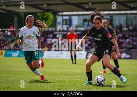 Barbara Dunst (28 Frankfurt) kontrolliert den Ball beim Flyeralarm Frauen-Bundesliga 2021/2022 Spiel zwischen Eintracht Frankfurt und SV Werder Bremen im Stadion am Brentanobad in Frankfurt am Main. Norina Toenges/Pressefoto Des Sports Stockfoto