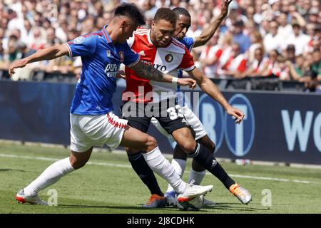 ROTTERDAM - (lr) Mees Hilgers vom FC Twente, Cyriel Dessers von Feyenoord, Joshua Brenet vom FC Twente während des niederländischen Eredivisie-Spiels zwischen Feyenoord und FC Twente am 15. Mai 2022 in Rotterdam, Niederlande. ANP PIETER STAM DE YOUNG Stockfoto
