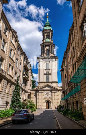 Sophienkirche, Sophienkirche Innenansicht, vergoldete Zeinendetails - große Hamburger Strasse 29–31, Mitte,Berlin die Kirche von 1712 ist nach Sophie Luise von Mecklenburg-Schwerin, der dritten Gemahlin des Königs Friedrich I. von Preußen, benannt. Der barocke Turm wurde 1732-34 von Johann Friedrich Grael hinzugefügt. 1891/92 wurde die Kirche nach Plänen von Friedrich Schulze und den Architekten Kyllmann & Heyden umgebaut. In den Jahren 1903-1905 baute die Sophiengemeinde auf beiden Seiten der Kirche fünfstöckige Wohngebäude im neobarocken Stil Stockfoto