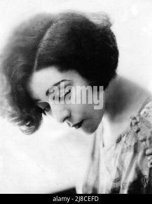 ALLA NAZIMOVA Porträt als Nora Helmer von ARTHUR RICK in Einem PUPPENHAUS 1922 Regisseur CHARLES BRYANT spielt Henrik Ibsen Szenario Alla Nazimova (als Peter M. Winter) Kunstdirektion / Kostümdesign Natacha Rambova Nazimova Productions / United Artists Stockfoto