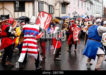 Lewes, Großbritannien. 15. Mai 2022. Menschen in mittelalterlichen Kostümen stellen die historische Schlacht von Lewes aus dem Jahr 1264 nach, indem sie durch die Straßen marschieren und an verschiedenen Stellen der Stadt an Scheinschlachten teilnehmen. Grant Rooney/Alamy Live News Stockfoto