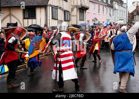 Lewes, Großbritannien. 15. Mai 2022. Menschen in mittelalterlichen Kostümen stellen die historische Schlacht von Lewes aus dem Jahr 1264 nach, indem sie durch die Straßen marschieren und an verschiedenen Stellen der Stadt an Scheinschlachten teilnehmen. Grant Rooney/Alamy Live News Stockfoto