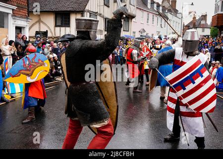 Lewes, Großbritannien. 15. Mai 2022. Menschen in mittelalterlichen Kostümen stellen die historische Schlacht von Lewes aus dem Jahr 1264 nach, indem sie durch die Straßen marschieren und an verschiedenen Stellen der Stadt an Scheinschlachten teilnehmen. Grant Rooney/Alamy Live News Stockfoto