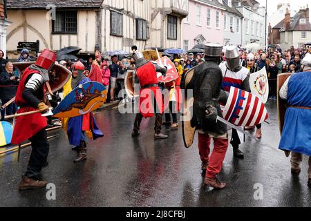 Lewes, Großbritannien. 15. Mai 2022. Menschen in mittelalterlichen Kostümen stellen die historische Schlacht von Lewes aus dem Jahr 1264 nach, indem sie durch die Straßen marschieren und an verschiedenen Stellen der Stadt an Scheinschlachten teilnehmen. Grant Rooney/Alamy Live News Stockfoto