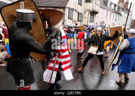 Lewes, Großbritannien. 15. Mai 2022. Menschen in mittelalterlichen Kostümen stellen die historische Schlacht von Lewes aus dem Jahr 1264 nach, indem sie durch die Straßen marschieren und an verschiedenen Stellen der Stadt an Scheinschlachten teilnehmen. Grant Rooney/Alamy Live News Stockfoto