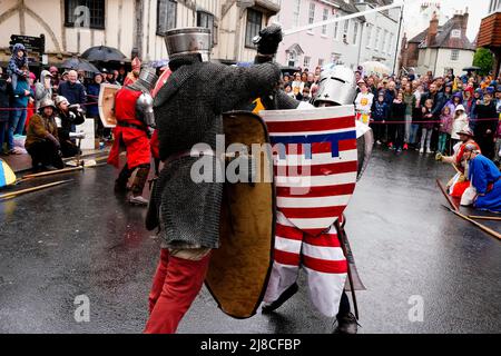 Lewes, Großbritannien. 15. Mai 2022. Menschen in mittelalterlichen Kostümen stellen die historische Schlacht von Lewes aus dem Jahr 1264 nach, indem sie durch die Straßen marschieren und an verschiedenen Stellen der Stadt an Scheinschlachten teilnehmen. Grant Rooney/Alamy Live News Stockfoto