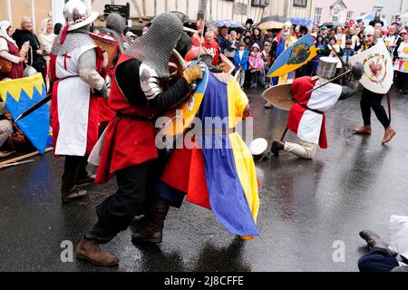 Lewes, Großbritannien. 15. Mai 2022. Menschen in mittelalterlichen Kostümen stellen die historische Schlacht von Lewes aus dem Jahr 1264 nach, indem sie durch die Straßen marschieren und an verschiedenen Stellen der Stadt an Scheinschlachten teilnehmen. Grant Rooney/Alamy Live News Stockfoto