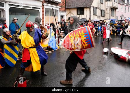 Lewes, Großbritannien. 15. Mai 2022. Menschen in mittelalterlichen Kostümen stellen die historische Schlacht von Lewes aus dem Jahr 1264 nach, indem sie durch die Straßen marschieren und an verschiedenen Stellen der Stadt an Scheinschlachten teilnehmen. Grant Rooney/Alamy Live News Stockfoto