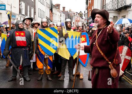 Lewes, Großbritannien. 15. Mai 2022. Menschen in mittelalterlichen Kostümen stellen die historische Schlacht von Lewes aus dem Jahr 1264 nach, indem sie durch die Straßen marschieren und an verschiedenen Stellen der Stadt an Scheinschlachten teilnehmen. Grant Rooney/Alamy Live News Stockfoto