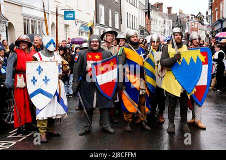 Lewes, Großbritannien. 15. Mai 2022. Menschen in mittelalterlichen Kostümen stellen die historische Schlacht von Lewes aus dem Jahr 1264 nach, indem sie durch die Straßen marschieren und an verschiedenen Stellen der Stadt an Scheinschlachten teilnehmen. Grant Rooney/Alamy Live News Stockfoto