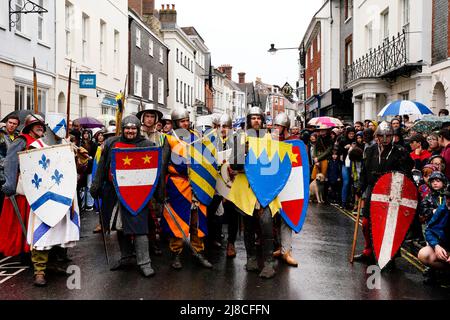 Lewes, Großbritannien. 15. Mai 2022. Menschen in mittelalterlichen Kostümen stellen die historische Schlacht von Lewes aus dem Jahr 1264 nach, indem sie durch die Straßen marschieren und an verschiedenen Stellen der Stadt an Scheinschlachten teilnehmen. Grant Rooney/Alamy Live News Stockfoto