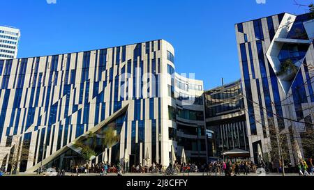 Der moderne Komplex „Kö-Bogen“, entworfen vom New Yorker Stararchitekten Daniel Libeskind, wurde 2013 fertiggestellt. Stockfoto