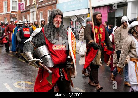 Lewes, Großbritannien. 15. Mai 2022. Menschen in mittelalterlichen Kostümen stellen die historische Schlacht von Lewes aus dem Jahr 1264 nach, indem sie durch die Straßen marschieren und an verschiedenen Stellen der Stadt an Scheinschlachten teilnehmen. Grant Rooney/Alamy Live News Stockfoto