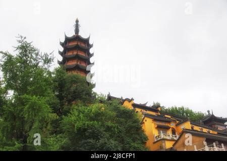 12. August 2017. Zhenjiang, China. Cishou-Pagode im Jinshan-Tempel an einem bewölkten Tag in Zhenjiang China, Provinz jiangsu. Stockfoto