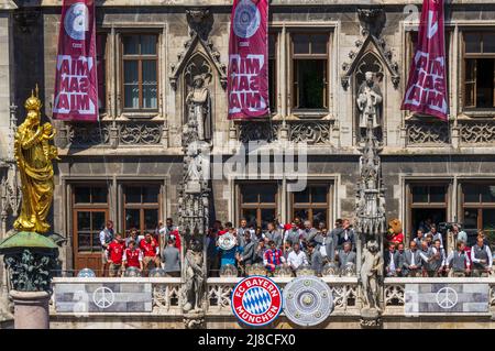 15. Mai 2022, Bayern, München: Die Spieler des FC Bayern München jubeln auf dem Rathausbalkon über die deutsche Fußballmeisterschaft. Der FC Bayern München hat zum zehnten Mal in Folge die deutsche Bundesliga-Fußballmeisterschaft gewonnen. Foto: Peter Kneffel/dpa Stockfoto