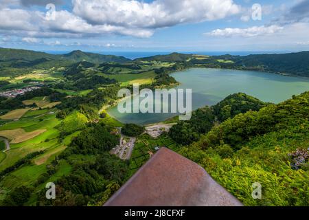 Blick über die Landschaft der Lagune von Furnas - 'Lagoa das Furnas' vom Aussichtspunkt 'Pico do Ferro'. Insel São Miguel auf den Azoren, Portugal. Stockfoto