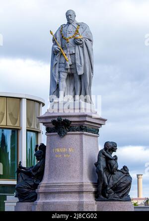 Eine Granitstatue von König Edward VII steht an der Union Street neben Union Terrace Gardens in Aberdeen, Schottland, Großbritannien Stockfoto