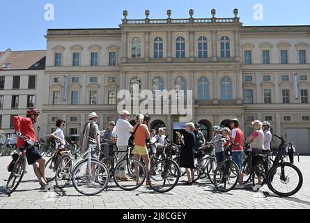 15. Mai 2022, Brandenburg, Potsdam: Geführte Radtouren sind Teil des Programms des Museums Barberini am Mnternationalen Museumstag. Foto: Bernd Settnik/dpa Stockfoto