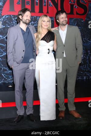 BROOKLYN, NY - MAI 14: Matt Duffer, Millie Bobby Brown und Ross Duffer bei der Netflix Stranger Things Saison 4 Weltpremiere am 14. Mai 2022 in den Netflix Studios in Brooklyn, New York City. Kredit: RW/MediaPunch Stockfoto