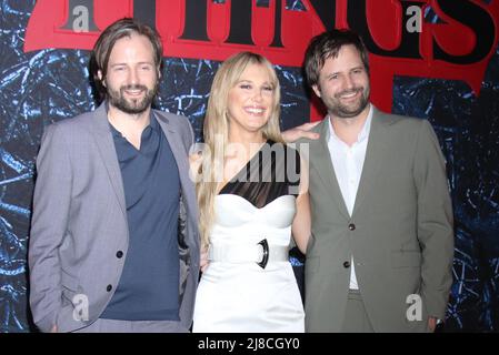 BROOKLYN, NY - MAI 14: Matt Duffer, Millie Bobby Brown und Ross Duffer bei der Netflix Stranger Things Saison 4 Weltpremiere am 14. Mai 2022 in den Netflix Studios in Brooklyn, New York City. Kredit: RW/MediaPunch Stockfoto
