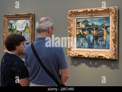 15. Mai 2022, Brandenburg, Potsdam: Besucher stehen vor dem Gemälde 'die Brücke von Chatou' von Maurice de Vlaminck. Mit freiem Eintritt und Führungen durch Hasso Plattners Impressionismus-Sammlung nimmt das Museum Barberini am Internationalen Museumstag Teil. Foto: Bernd Settnik/dpa Stockfoto