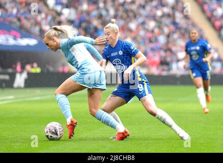 Alex Greenwood von Manchester City (links) und Bethany England von Chelsea kämpfen während des Vitality Women's FA Cup Finales im Wembley Stadium, London, um den Ball. Bilddatum: Sonntag, 15. Mai 2022. Stockfoto