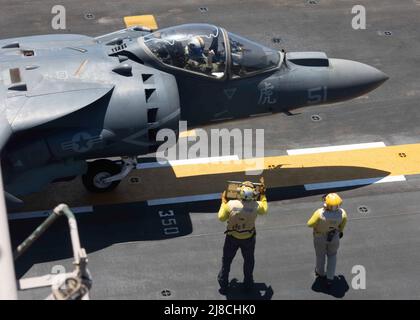 Die Matrosen der US-Marine bereiten ein Marine Corps AV-8B Harrier vor, das an die Tiger of Marine Attack Squadron 542 angeschlossen ist, um vom Flugdeck des amphibischen Sturmschiffs USS Bataan der Wasp-Klasse am 18. Juni 2020 auf dem Mittelmeer zu starten. Stockfoto