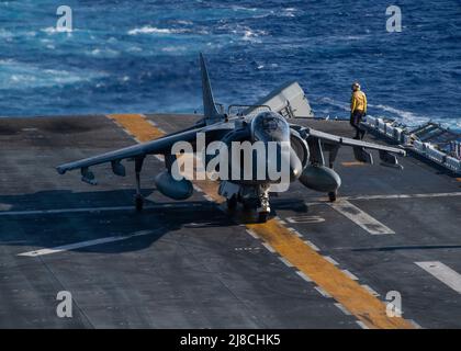 Ein US Marine Corps AV-8B Harrier Kampfflugzeug, das an das Schwarze Schaf der Marine Attack Squadron 214 befestigt ist, bereitet sich auf den Start vom Flugdeck des amphibischen Sturmschiffs USS Essex der Wasp-Klasse am 14. Februar 2022 vor, das auf dem Pazifischen Ozean operiert. Stockfoto