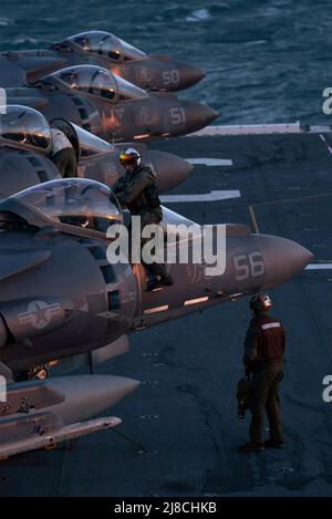 US Marine Corps Piloten bereiten ihre AV-8B Harrier Kampfflugzeuge vor, die an der Tigers of Marine Attack Squadron 542 befestigt sind, für den Start auf dem Flugdeck des amphibischen Sturmschiffs USS Kearsarge der Wasp-Klasse, das am 25. Januar 2022 auf dem Atlantischen Ozean eingesetzt wird. Stockfoto