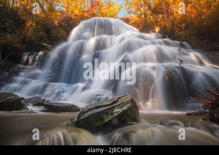 Yellow Branch Falls, Walhalla, South Carolina, USA in der Herbstsaison. Stockfoto