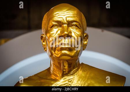 Pathum Thani, Thailand, 15. Mai 2022. Eine goldene Statue eines bemerkenswerten Mönchs. Wat Phra Dhammakaya erinnert an den Internationalen Vesak-Tag (Visakha Bucha), indem er 210.000 LEDs anzündet, die die Geburt, Erleuchtung und den Großen Verrat des Buddha darstellen. Matt Hunt/Neato. Stockfoto