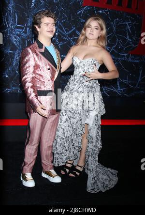 BROOKLYN, NY - MAI 14: Gaten Matarazzo und Elizabeth Yu bei der Netflix Stranger Things Saison 4 Weltpremiere am 14. Mai 2022 in den Netflix Studios in Brooklyn, New York City. Kredit: RW/MediaPunch Stockfoto