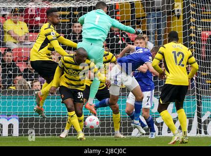 Watford-Torhüter Ben Foster (Mitte oben) kann den Ball nicht fangen, was beim Premier League-Spiel in der Vicarage Road, Watford, zu einem Torhügel führt. Bilddatum: Sonntag, 15. Mai 2022. Stockfoto
