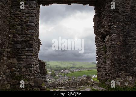 Blick auf die Landschaft durch das Fenster von Schloss Kendal Stockfoto
