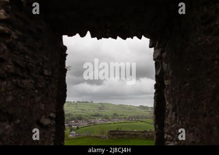 Blick auf die Landschaft durch das Fenster von Schloss Kendal Stockfoto