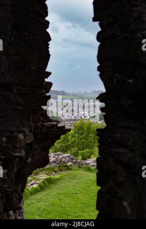 Blick auf die Landschaft durch das Fenster von Schloss Kendal Stockfoto